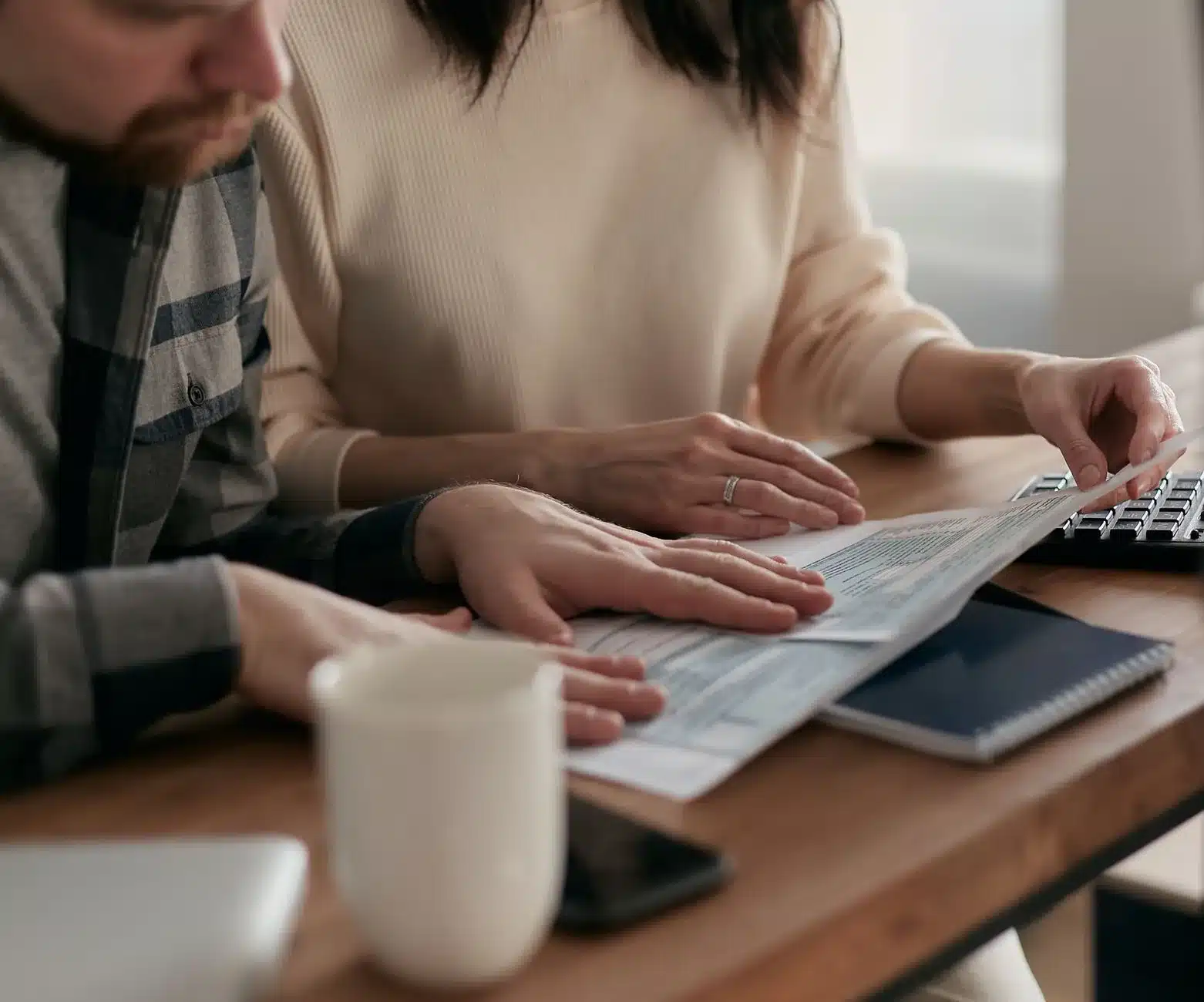 Famille consultant les documents d'un véhicule reçu en héritage