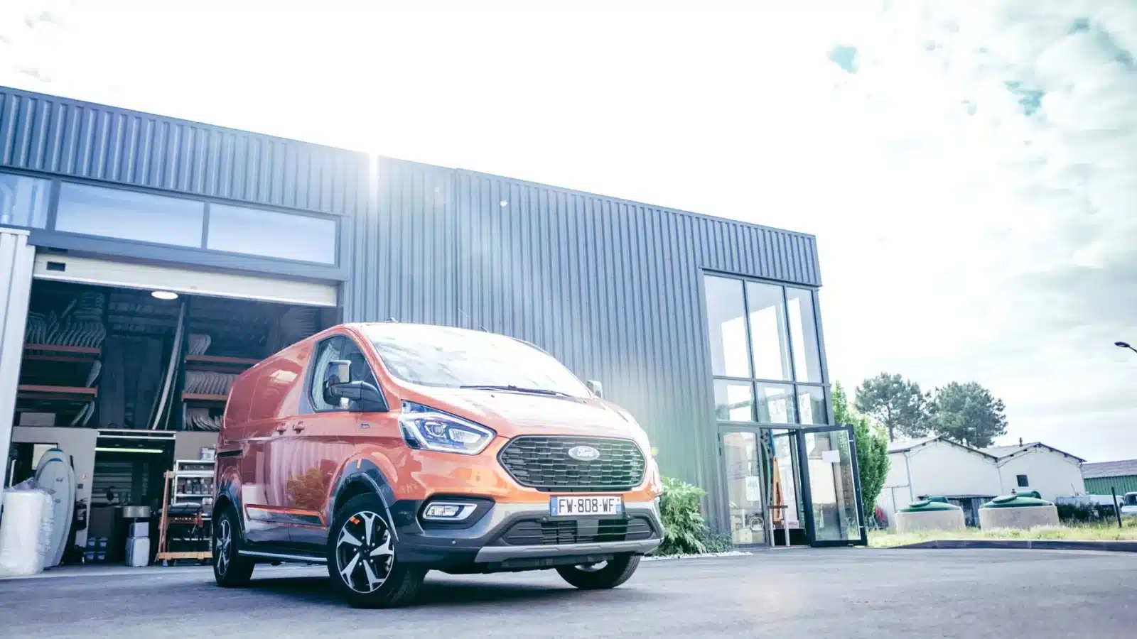 Ford Transit Custom utilitaire professionnel chargé d'outils de chantier