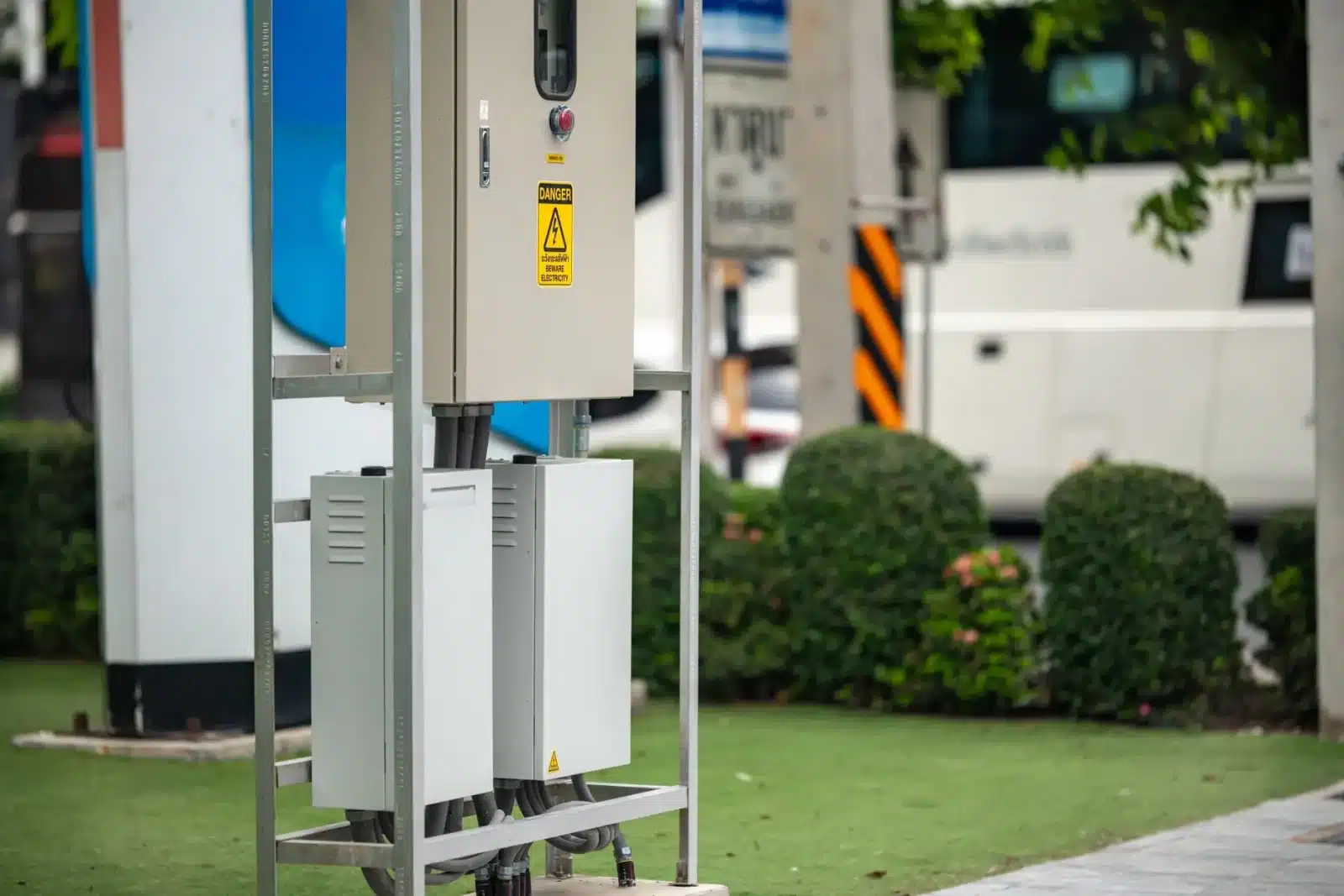 Fourgon utilitaire électrique en charge sur une borne de dépôt professionnel