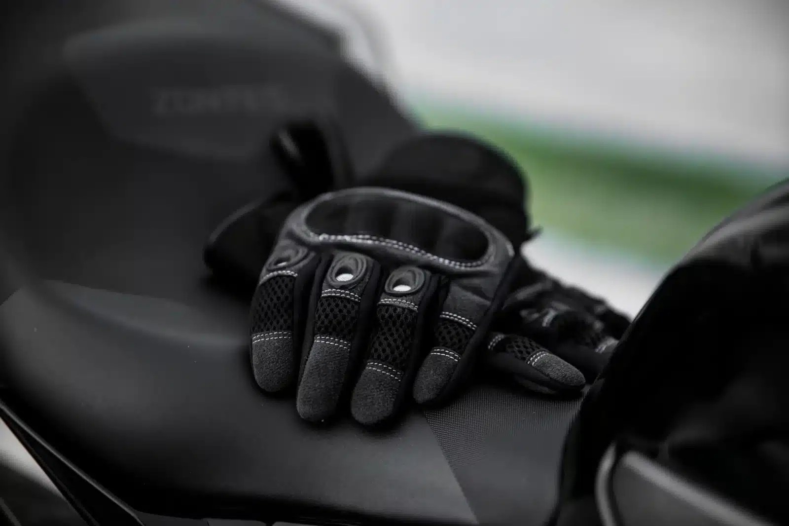 Gros plan sur des gants de moto avec étiquette d'homologation CE