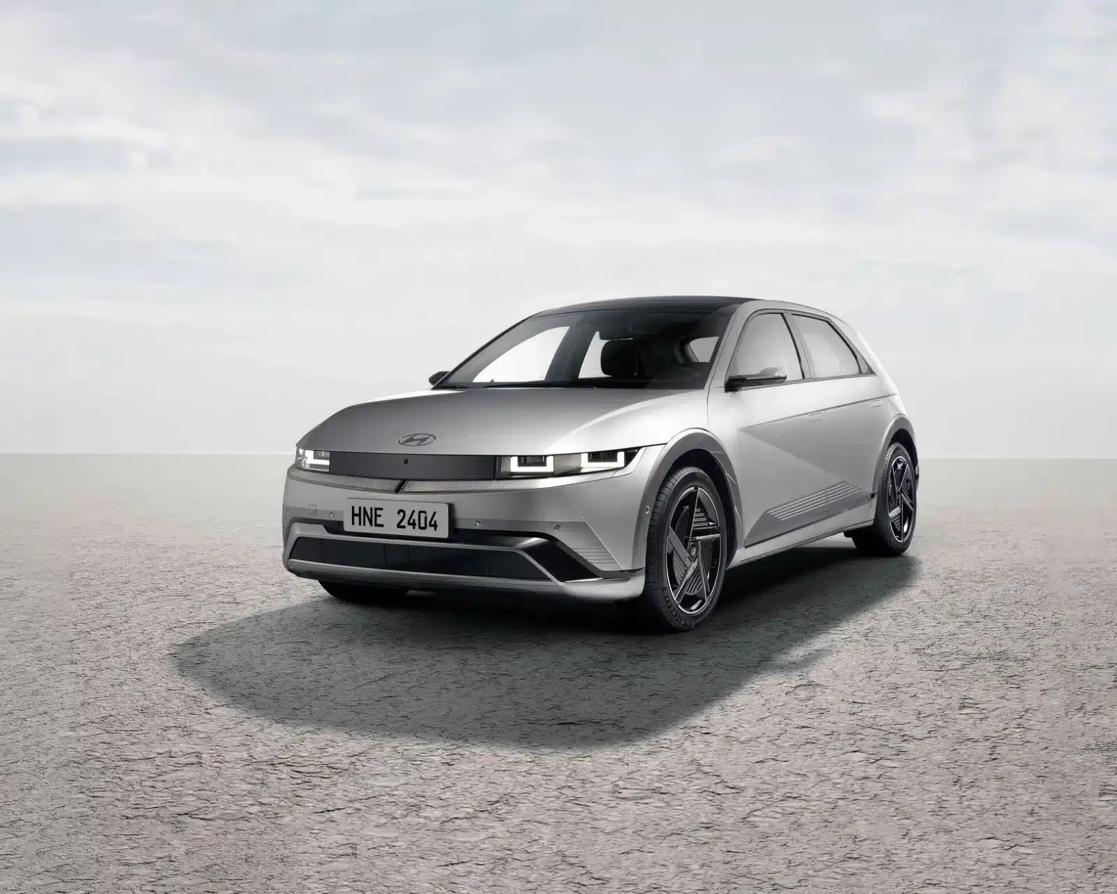 Hyundai Ioniq 5 branché à une borne de recharge électrique