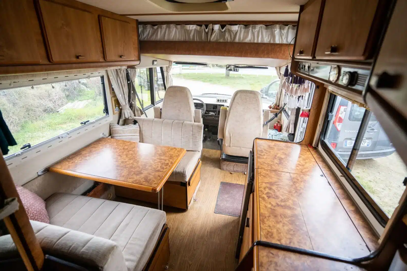 Intérieur d'un fourgon aménagé soi-même avec mobilier bois et isolation visible
