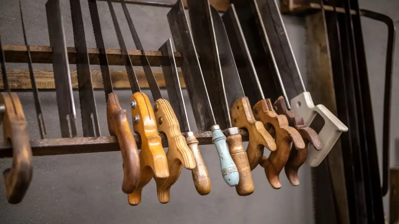 Intérieur d'un utilitaire pro aménagé avec kit bois, étagères et outils rangés