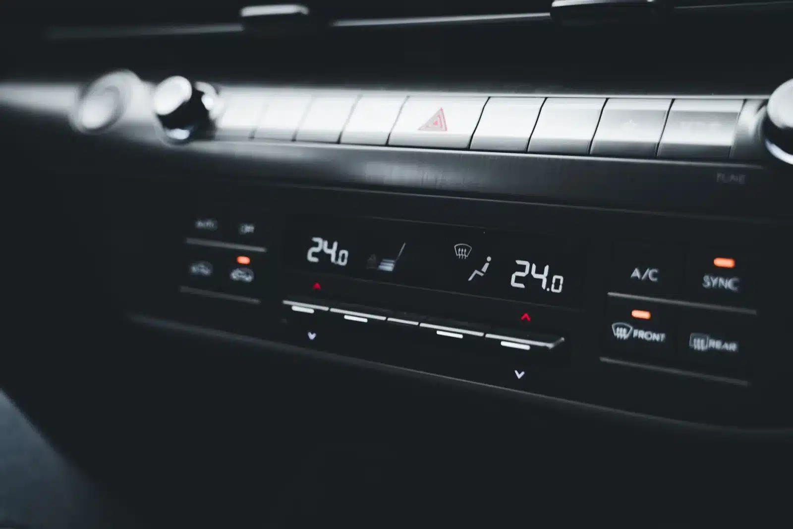 Intérieur d'une voiture avec un panneau de contrôle de climatisation numérique