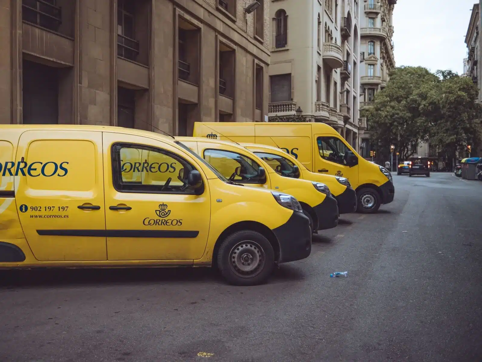 Iveco Daily GNV et Renault Kangoo Van GNV côte à côte en atelier