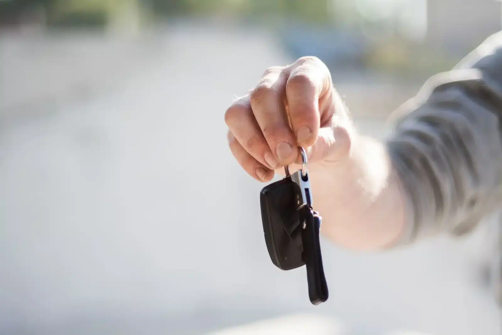 Jeune conducteur avec les clés de sa première voiture assurée