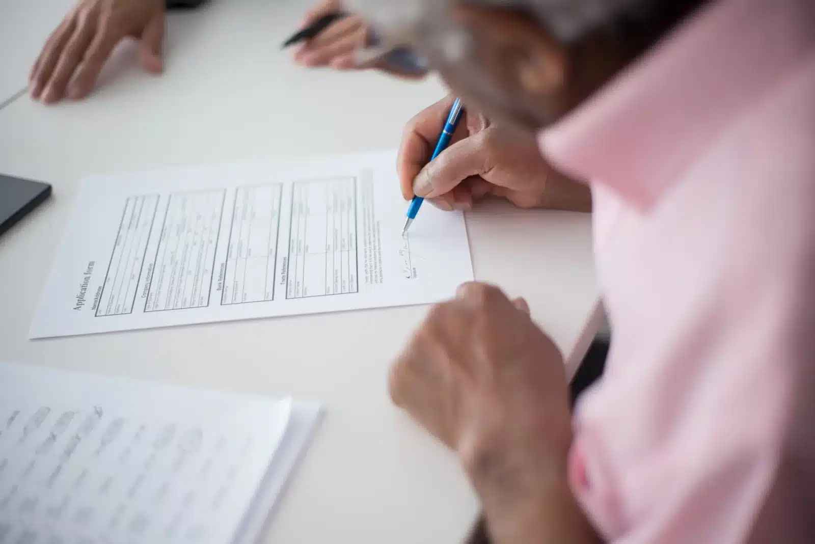 Jeune conducteur signant un contrat d'assurance auto pas cher