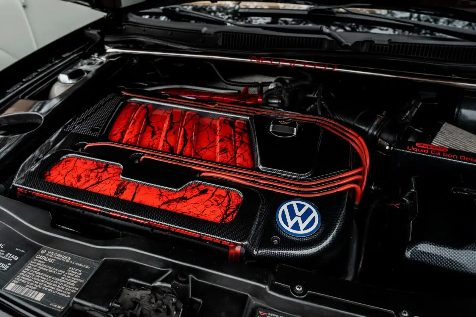 Mécanicien comparant des pièces moteur de Volkswagen et Toyota en garage