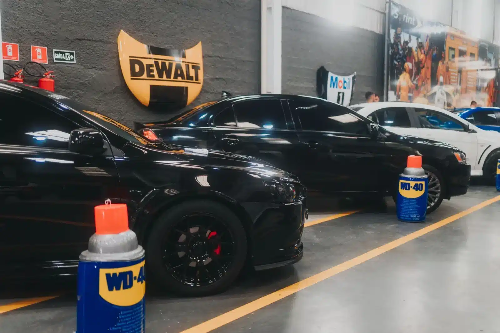 Mécanicien effectuant l'entretien d'une voiture dans un garage multi-marques
