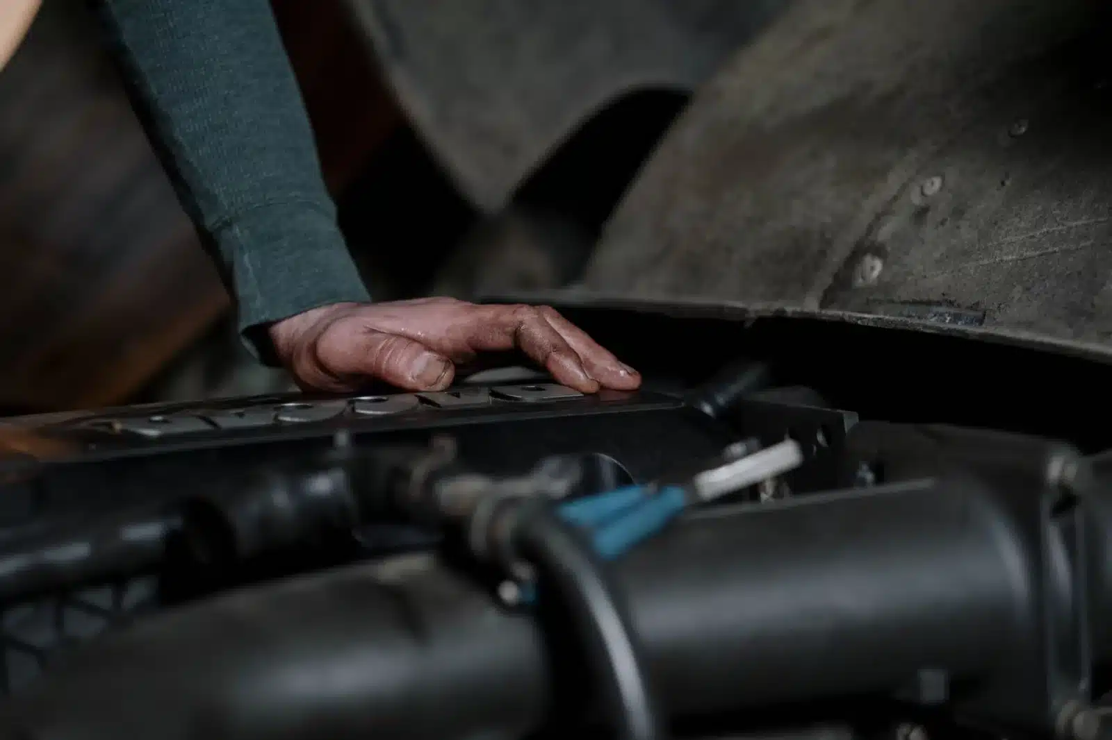Mécanicien examinant le moteur d'un camping-car dans un garage