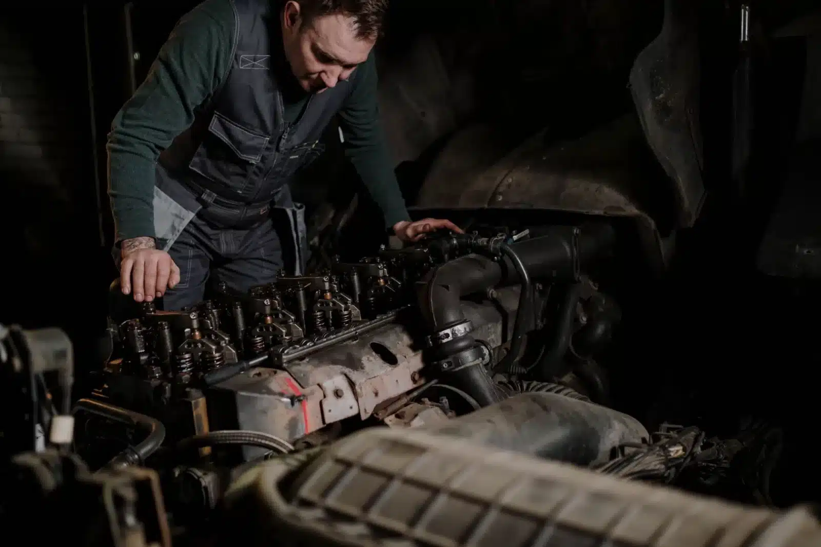 Mécanicien examinant une vanne EGR encrassée sur un moteur diesel