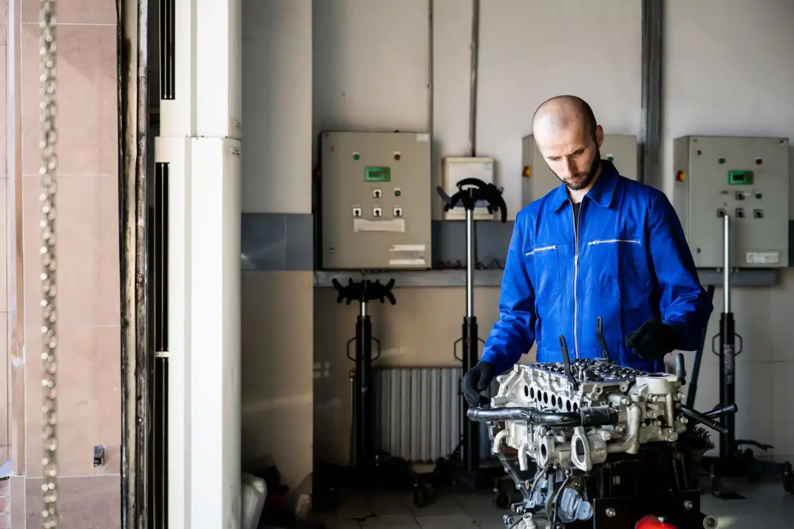 Mécanicien installant un boîtier de conversion E85 sur un moteur