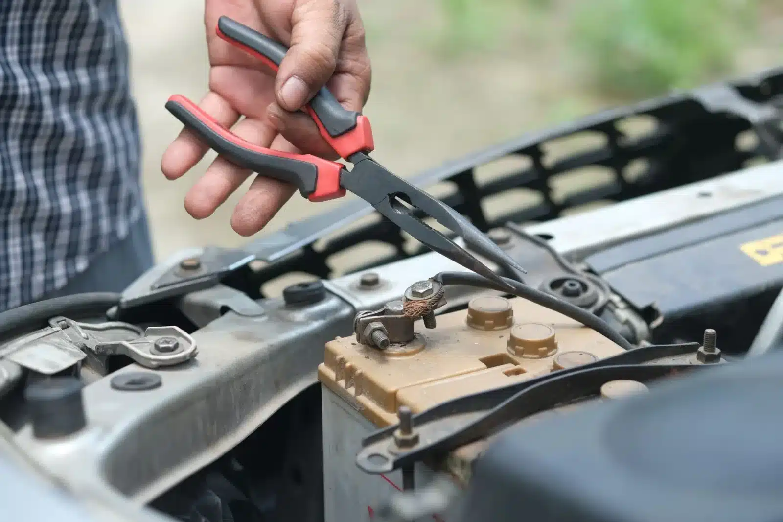 Mécanicien qui contrôle la batterie haute tension d'une voiture hybride