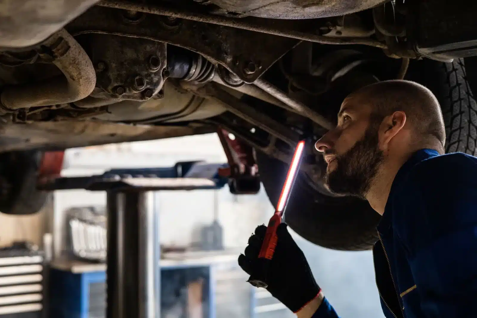 Mécanicien réalisant un contrôle technique dans un garage agréé