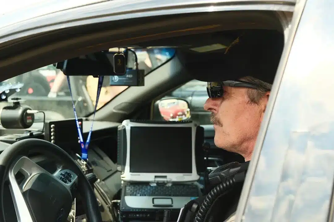 Mécanicien utilisant un lecteur OBD2 pour diagnostiquer une panne électronique sur une voiture