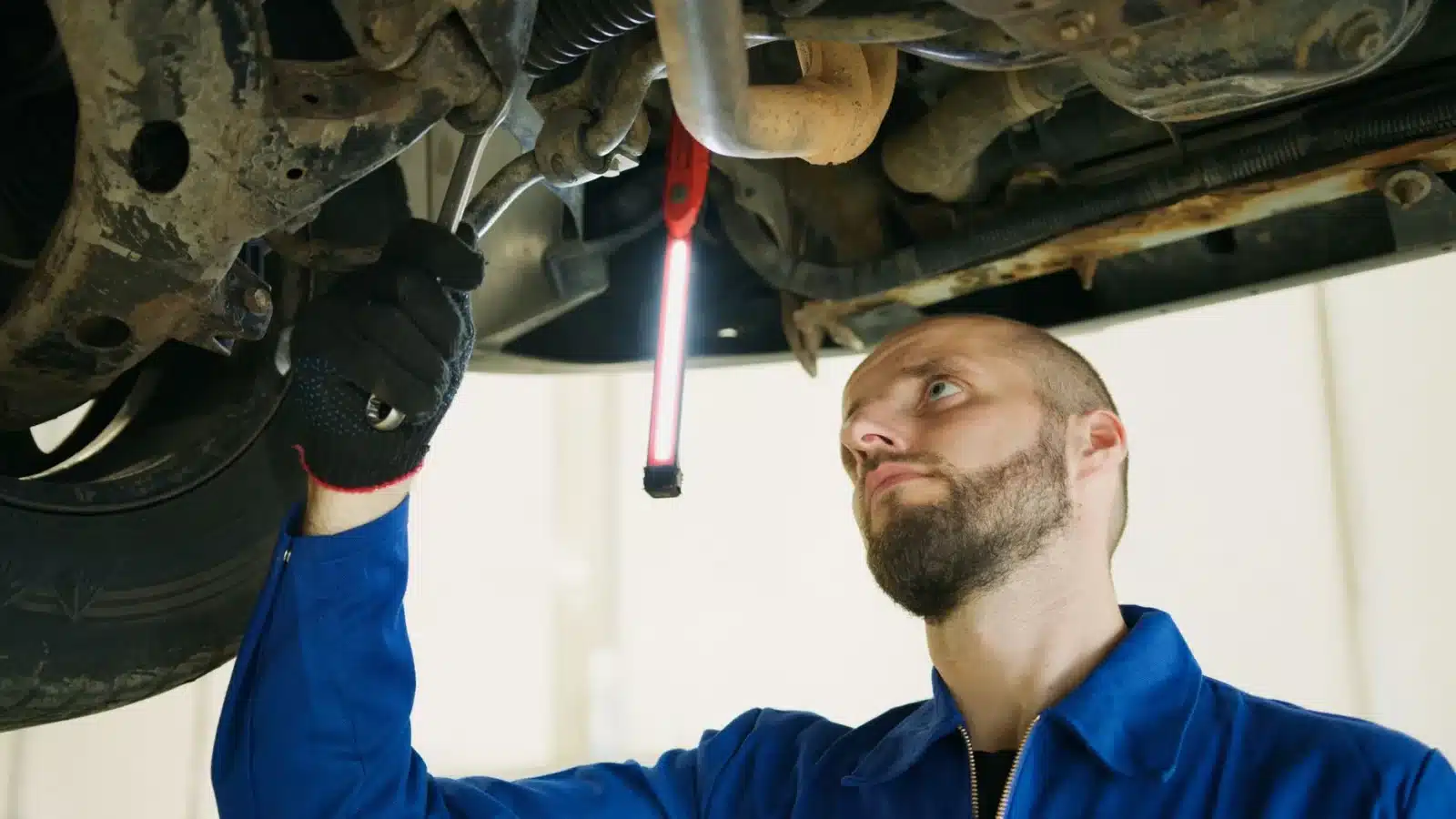 Mécanicien vérifiant le moteur d'une Peugeot 3008 en atelier