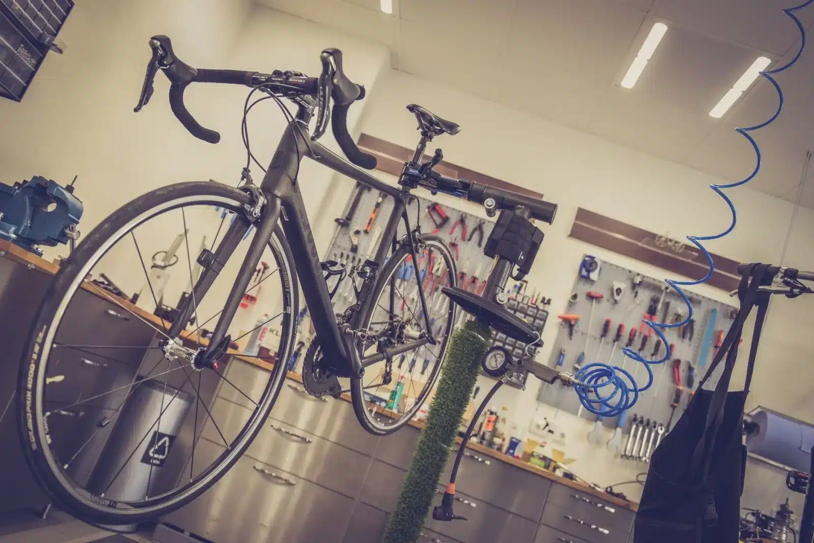 Mécanicien vérifiant les freins et la batterie d'un vélo électrique