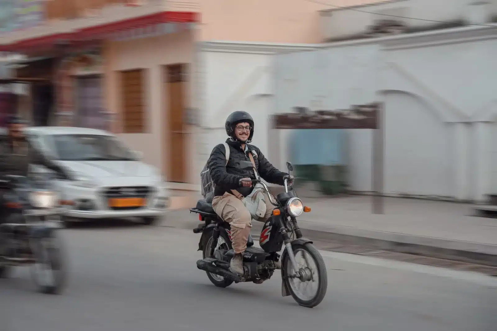 Motard équipé d'un blouson textile roulant en circulation urbaine