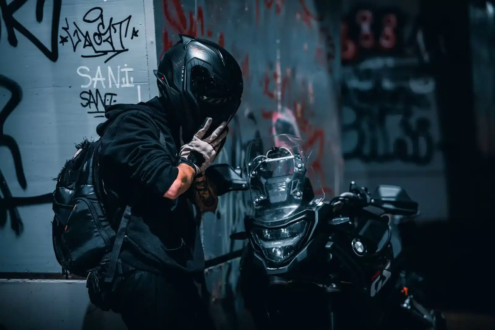Motard équipé de gants homologués et d'un casque en ville