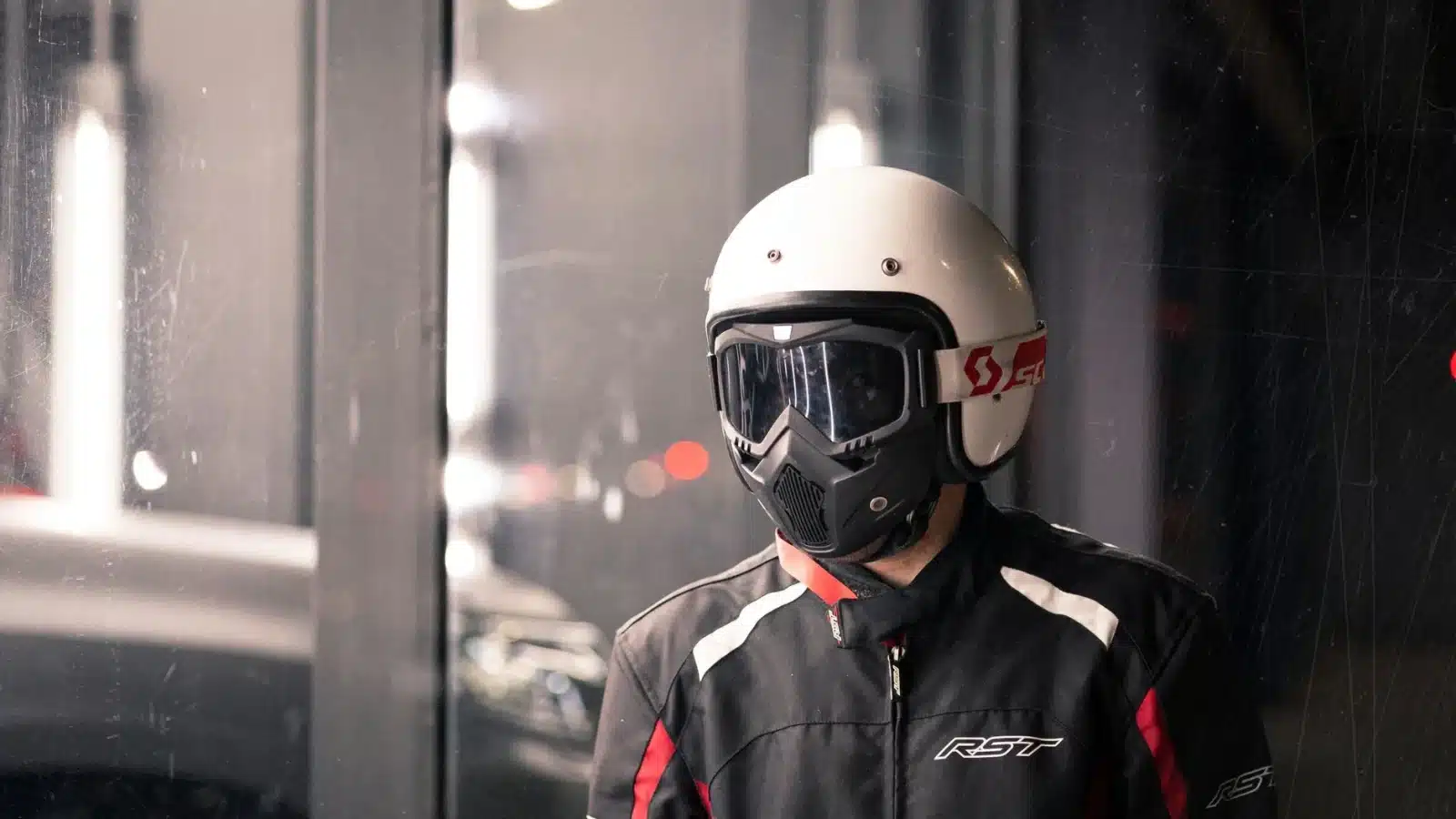 Motard essayant un casque intégral homologué en boutique
