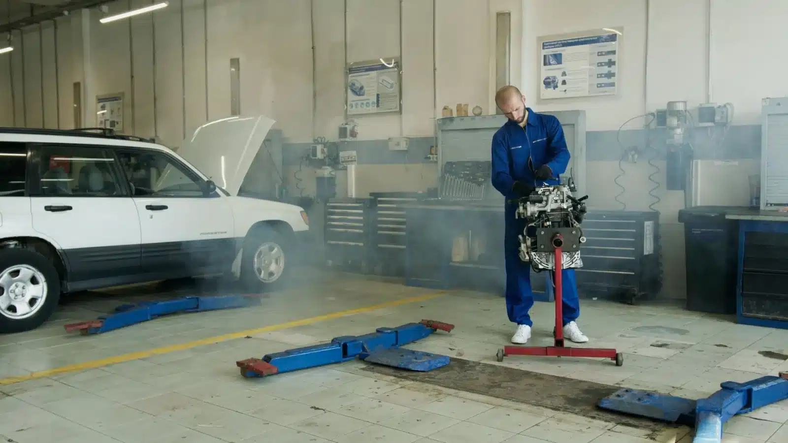 Moteur de voiture en surchauffe avec de la vapeur s'échappant du capot