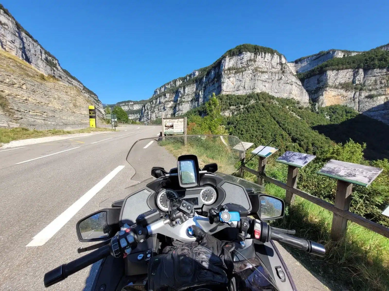 Moto sur une route de montagne dans les Alpes françaises par temps clair
