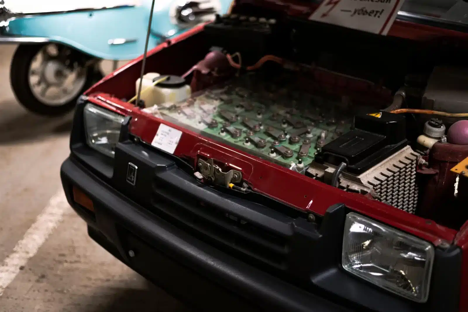 Pack de batterie de traction démonté sous une voiture électrique en atelier