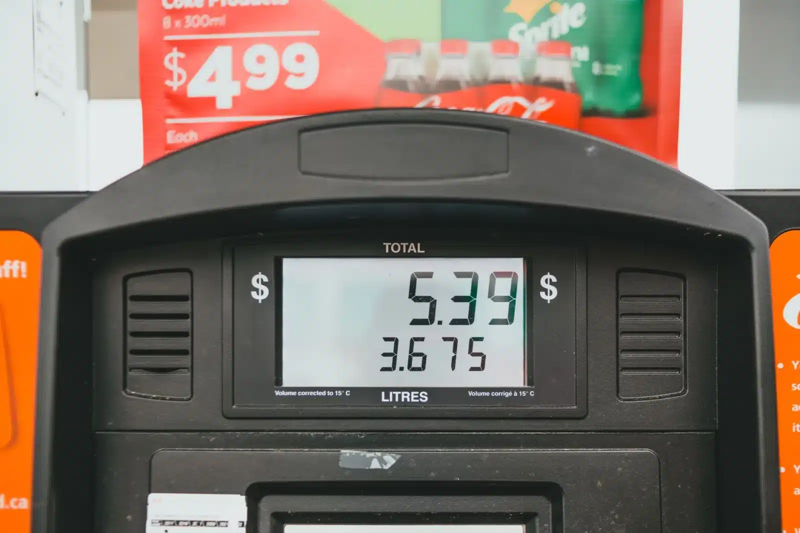 Panneau de prix des carburants affiché à l'entrée d'une station-service