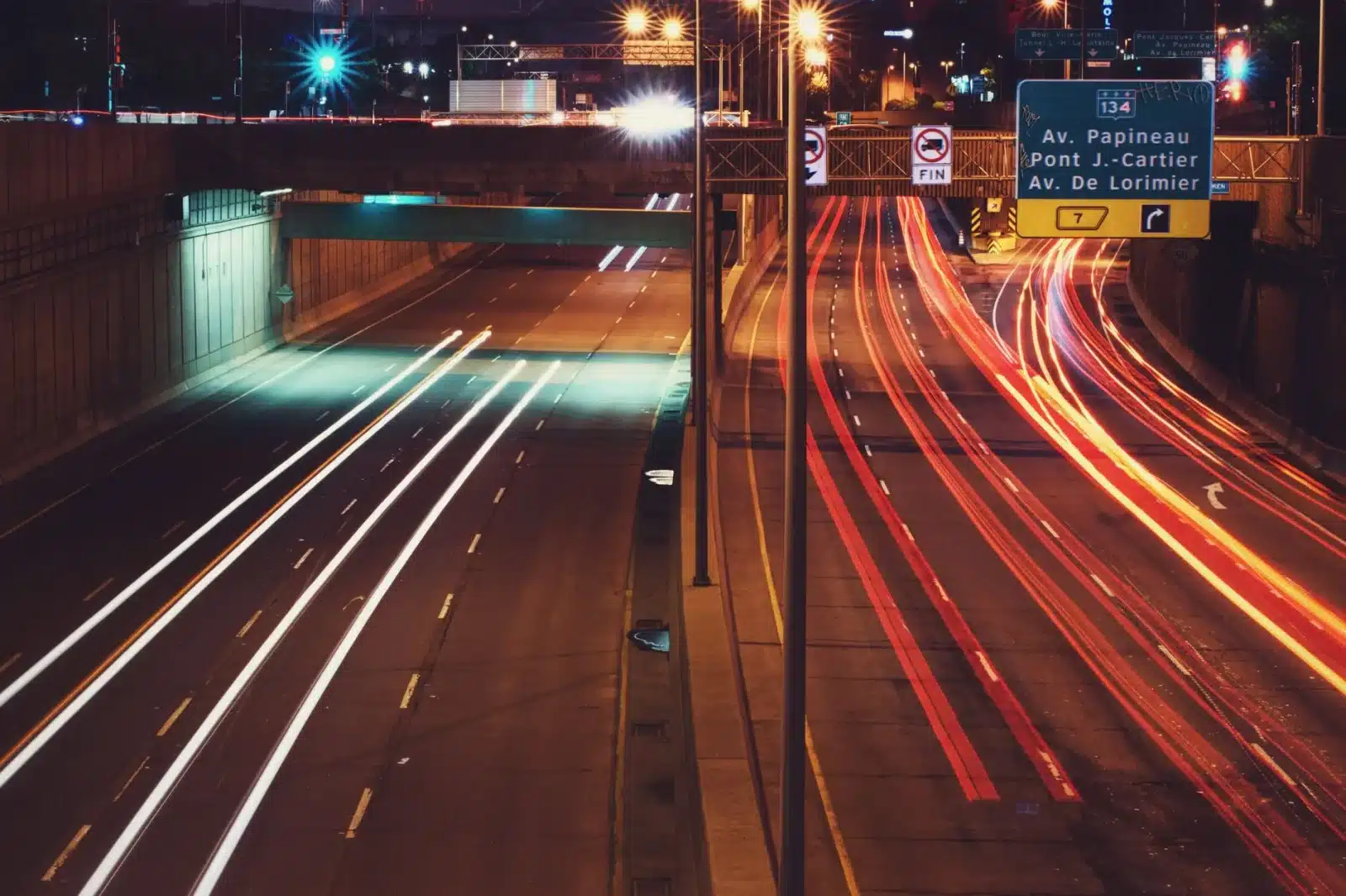 Panneau électronique 'Vignette obligatoire' en plusieurs langues sur une autoroute