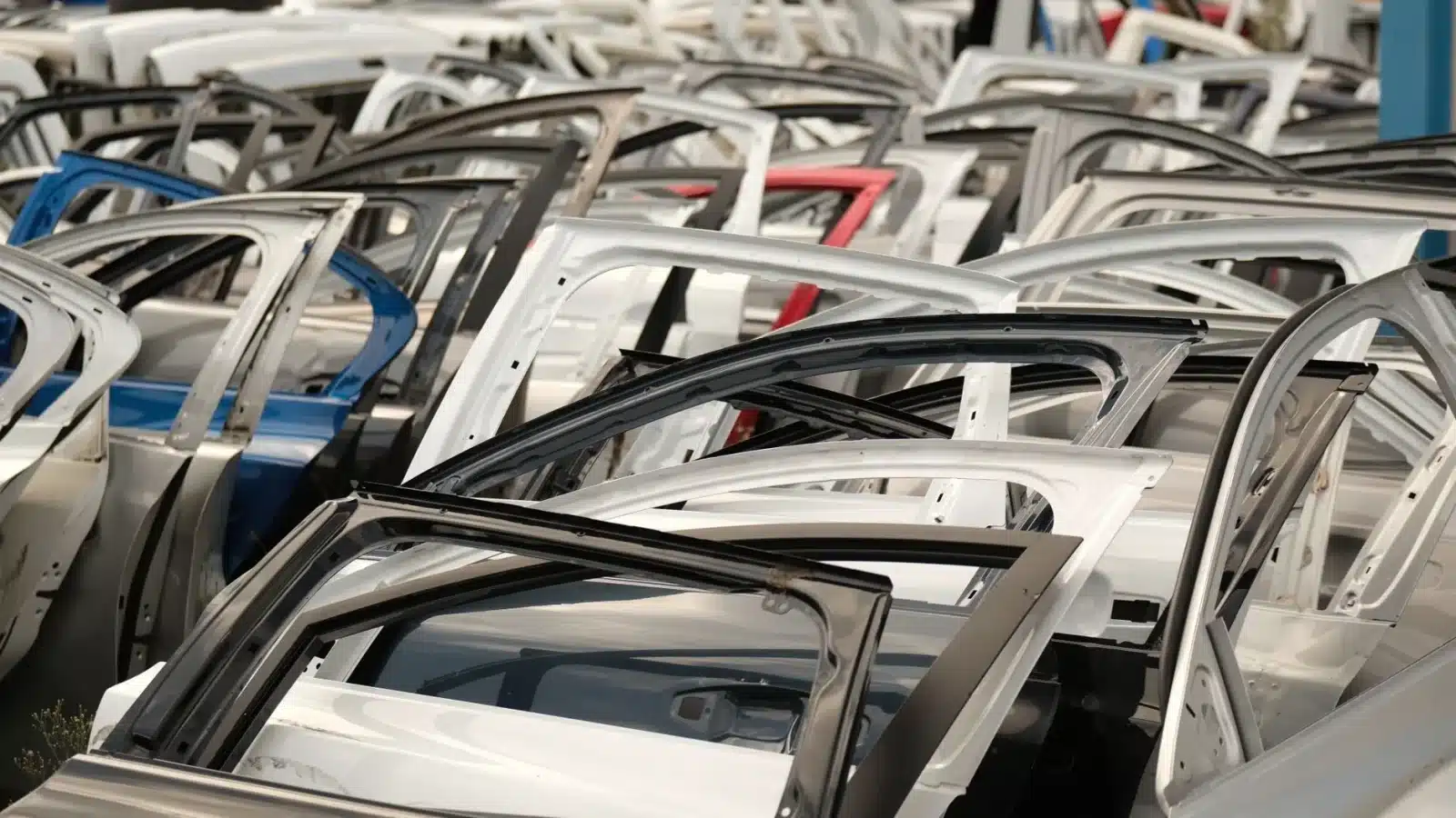 Pare-chocs et phares d'occasion stockés dans une casse automobile