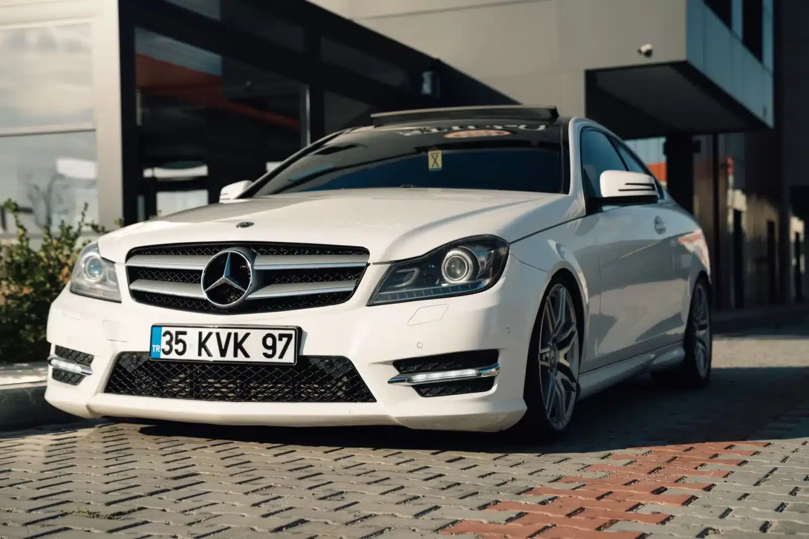 Parking de voitures d'occasion avec modèles variés, dont une Mercedes Classe C et un Ford Transit Custom