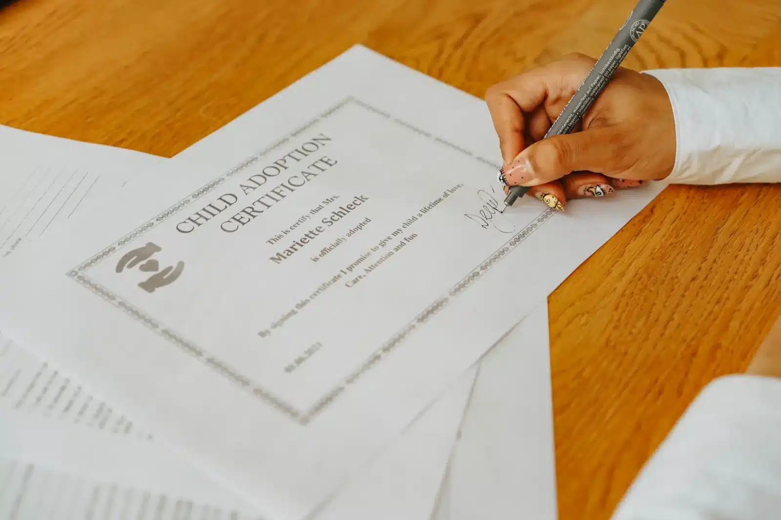 Personne tenant un certificat d'immatriculation français avec un stylo pointant sur la case adresse