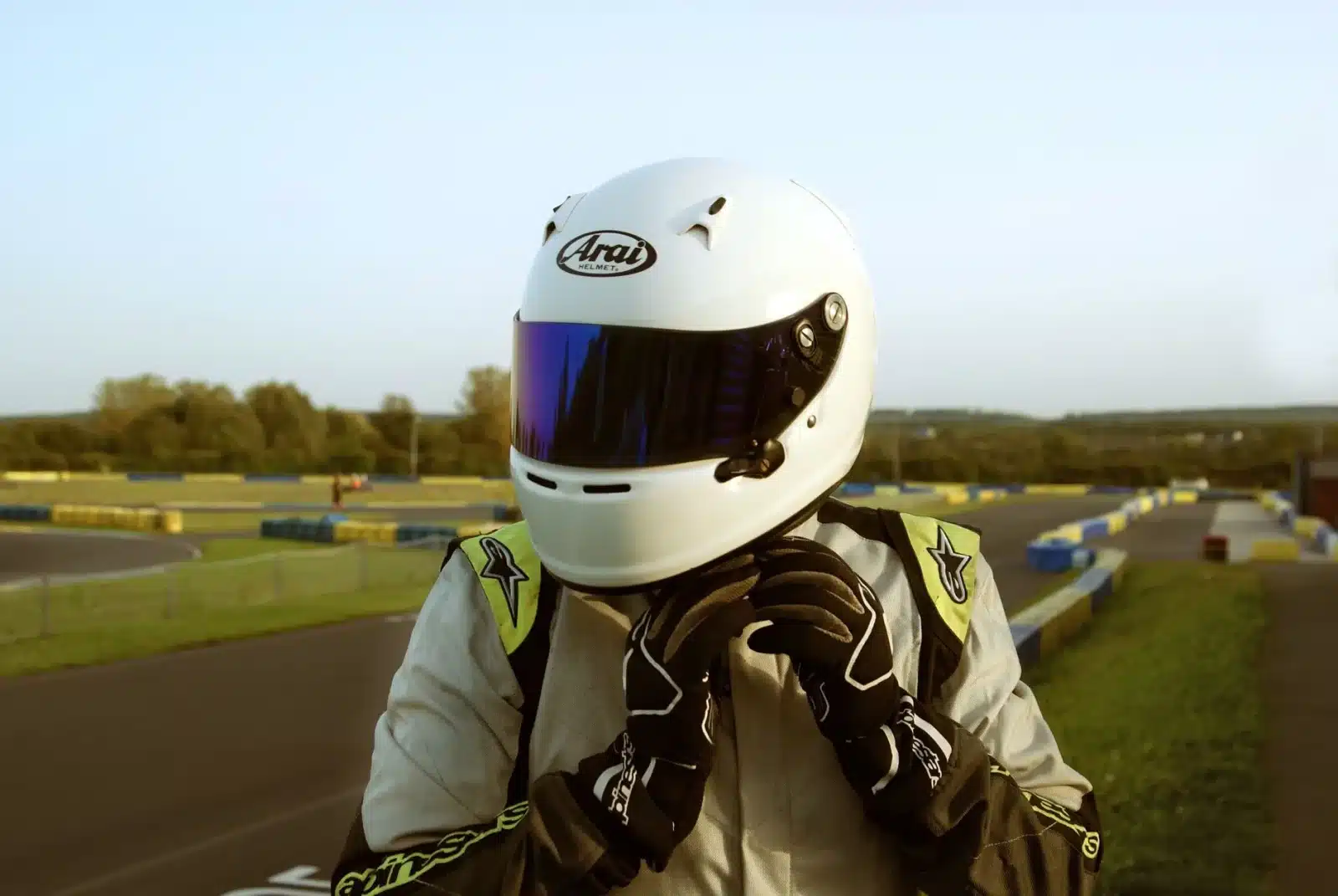 Pilote débutant en équipement de sécurité lors d'un briefing avant un track day