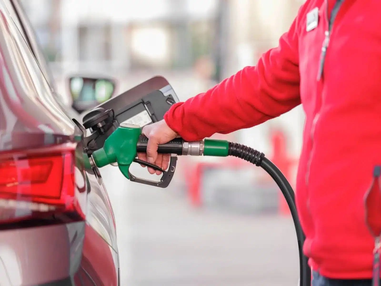 Pistolet de pompe E85 branché sur le réservoir d'une voiture