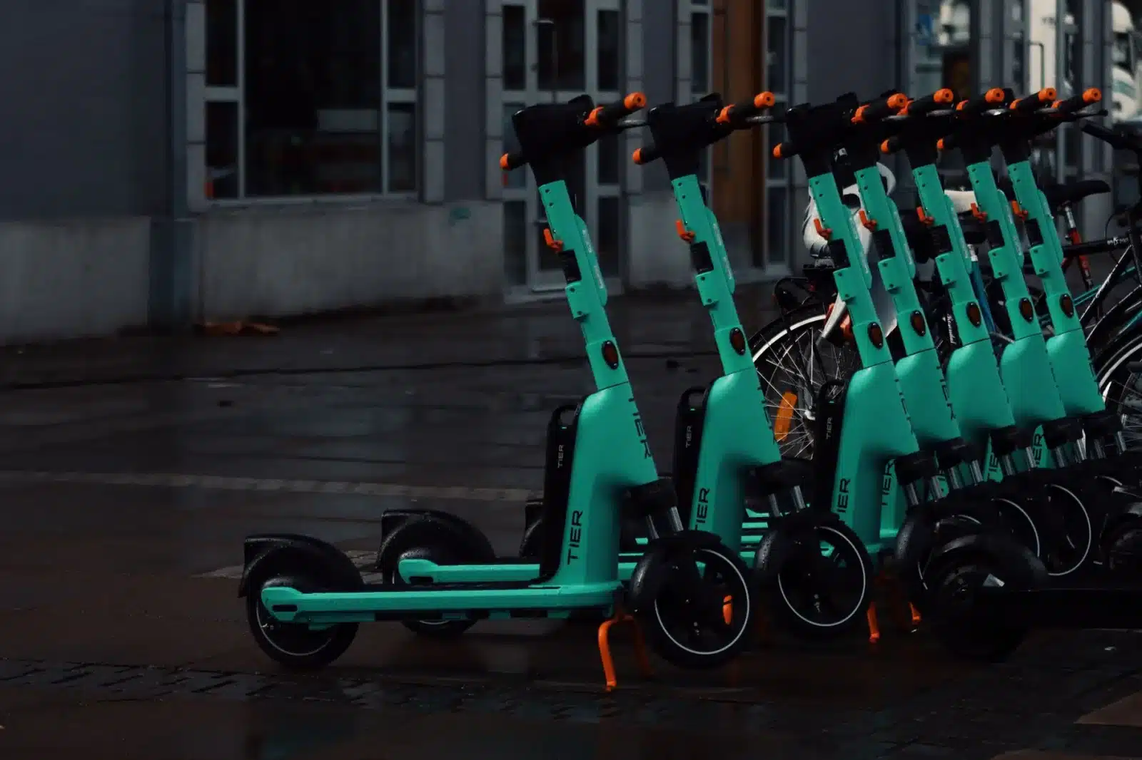 Point de location de scooters alignés en centre-ville
