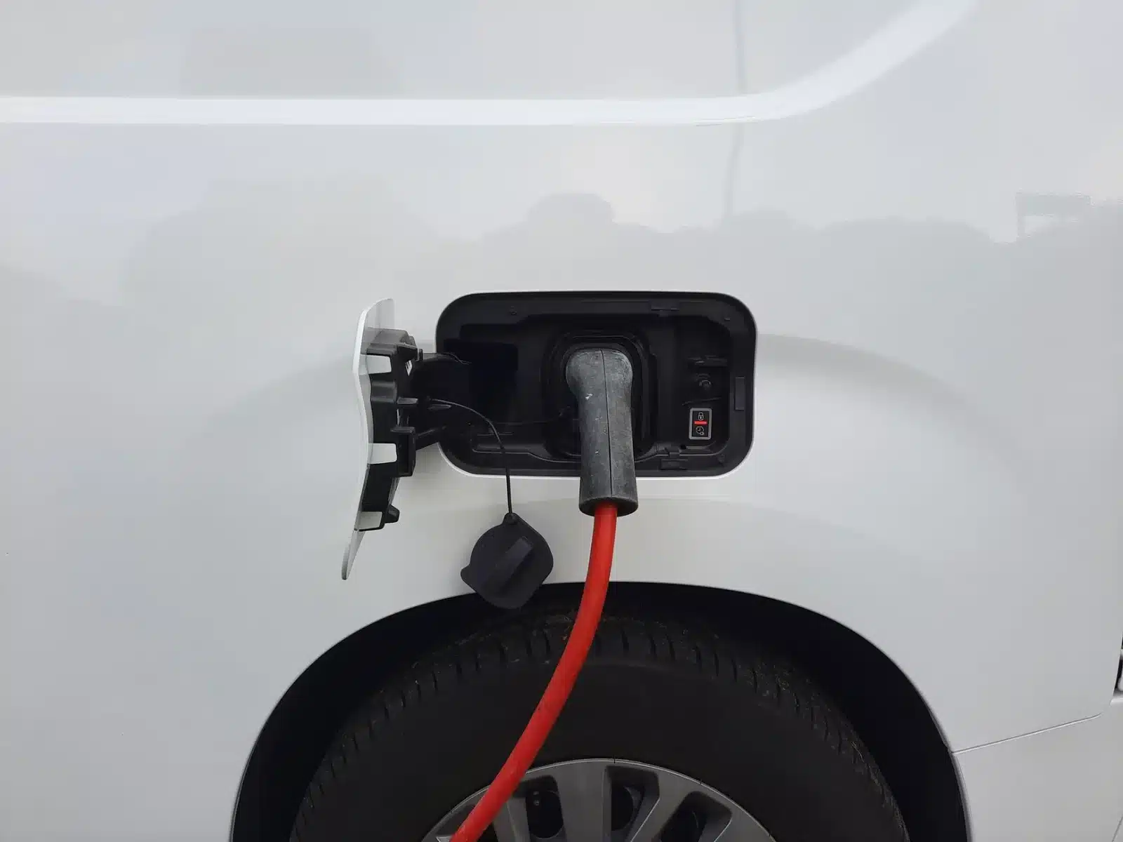 Prise de recharge et câble d'un véhicule électrique en gros plan pour un contrôle technique