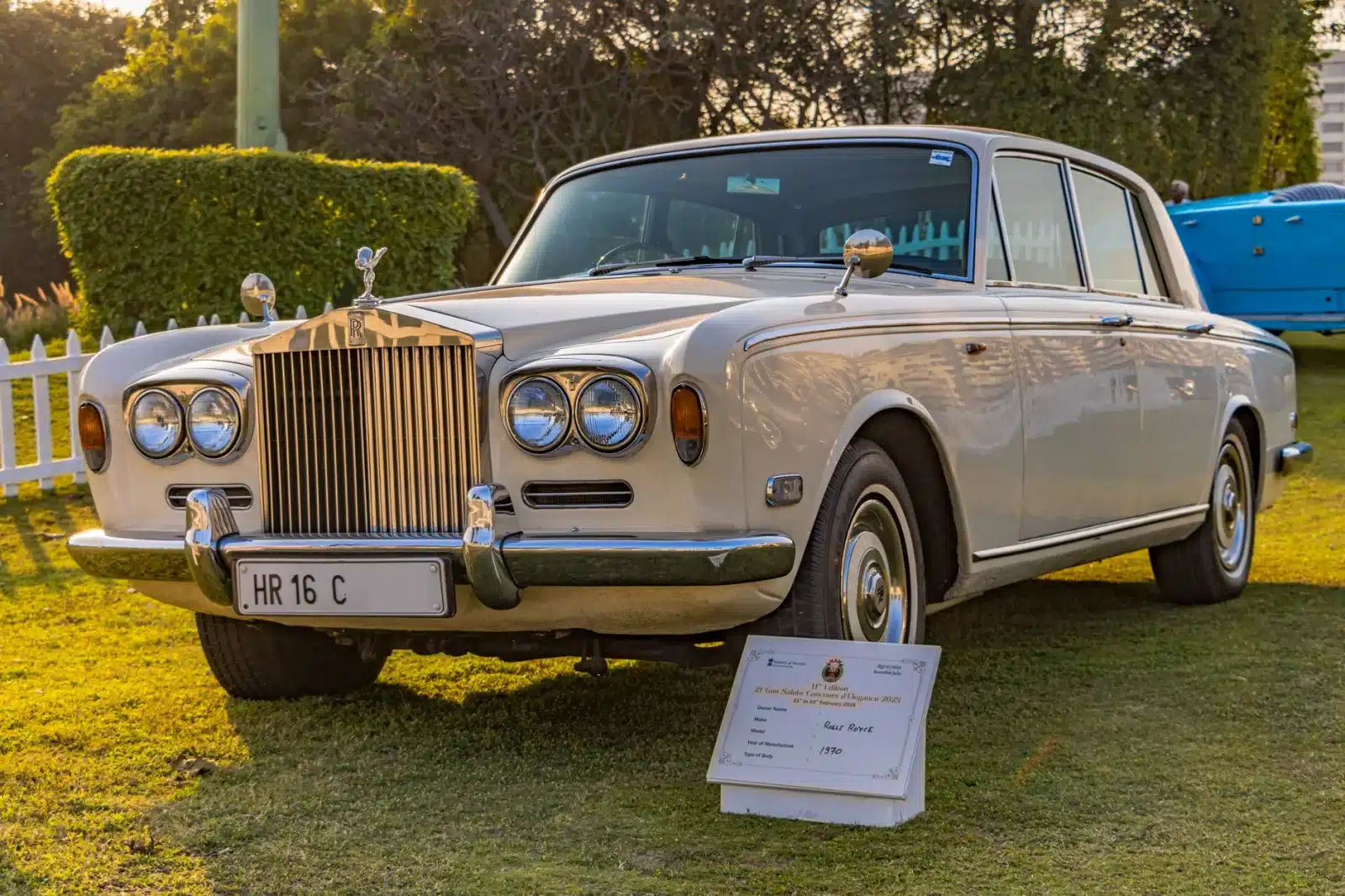 Propriétaire d'une voiture de collection tenant les documents du véhicule