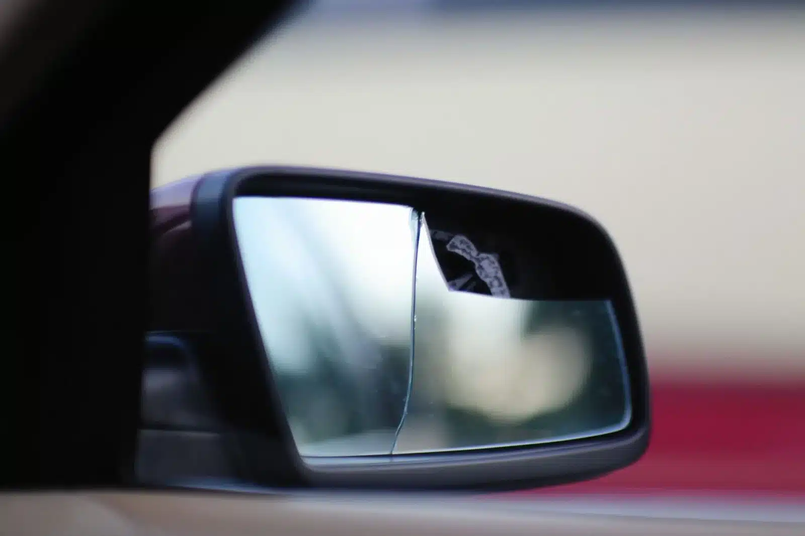 Rétroviseur cassé et pièce de rechange pour voiture