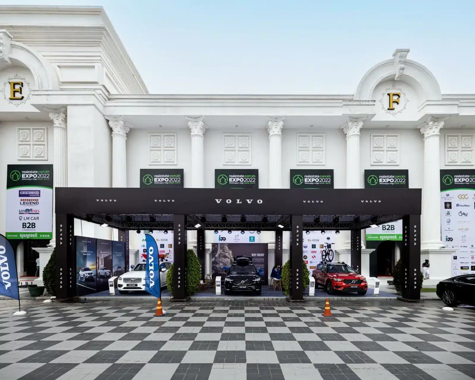 Salon automobile avec stands de constructeurs et essais de véhicules