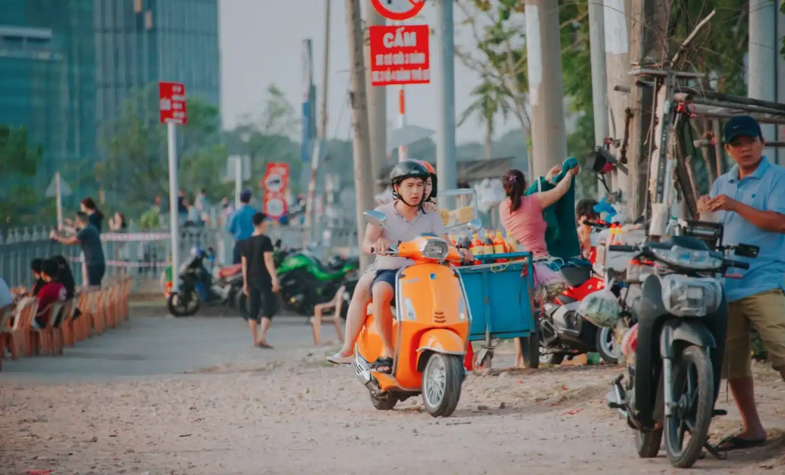 Scooter 125 circulant dans la circulation urbaine