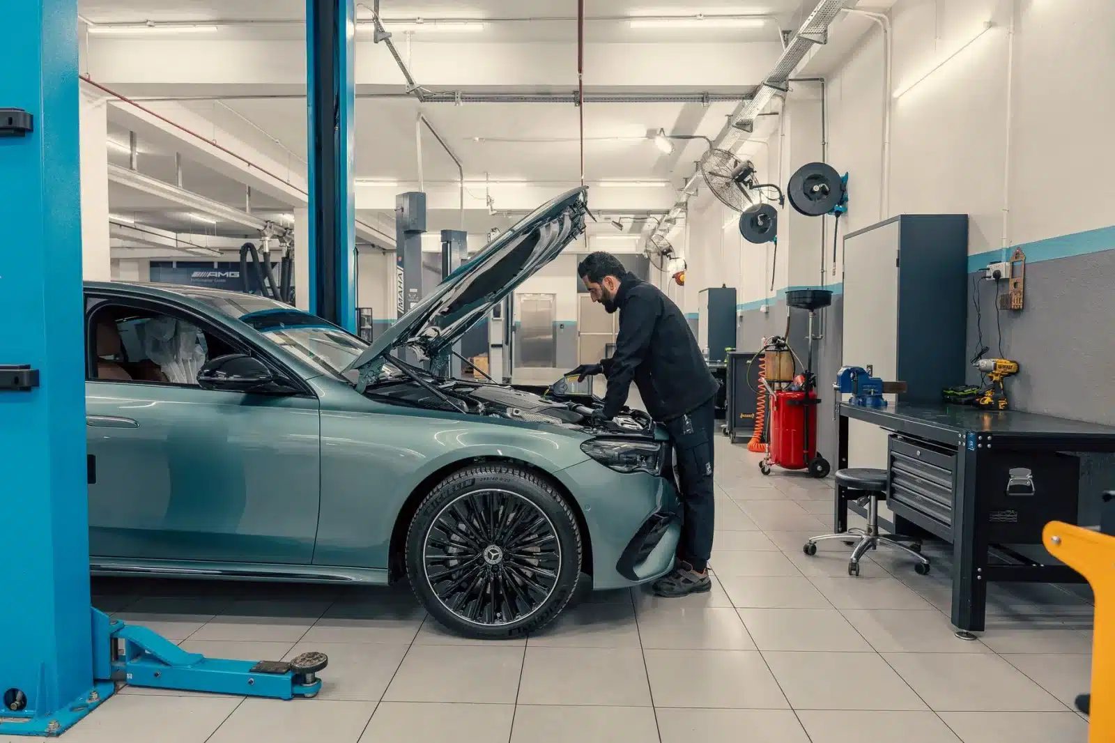 Session de diagnostic automobile en garage professionnel avec une valise multimarque avancée