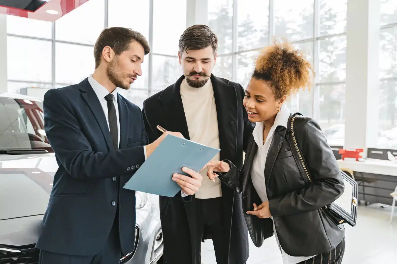 Signature d'un contrat de leasing pour une voiture neuve