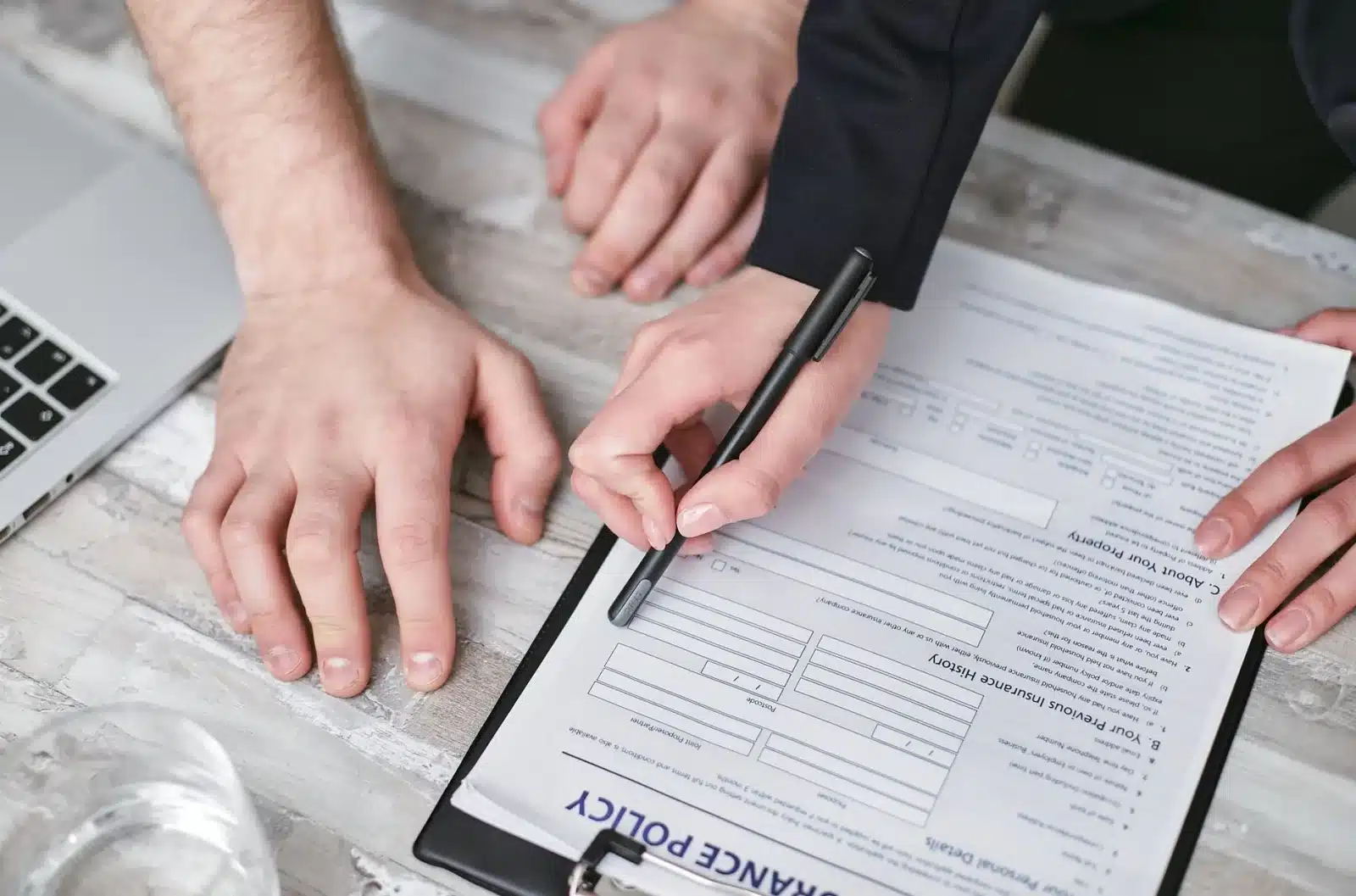 Signature d'un contrat de location de voiture avec clause de franchise