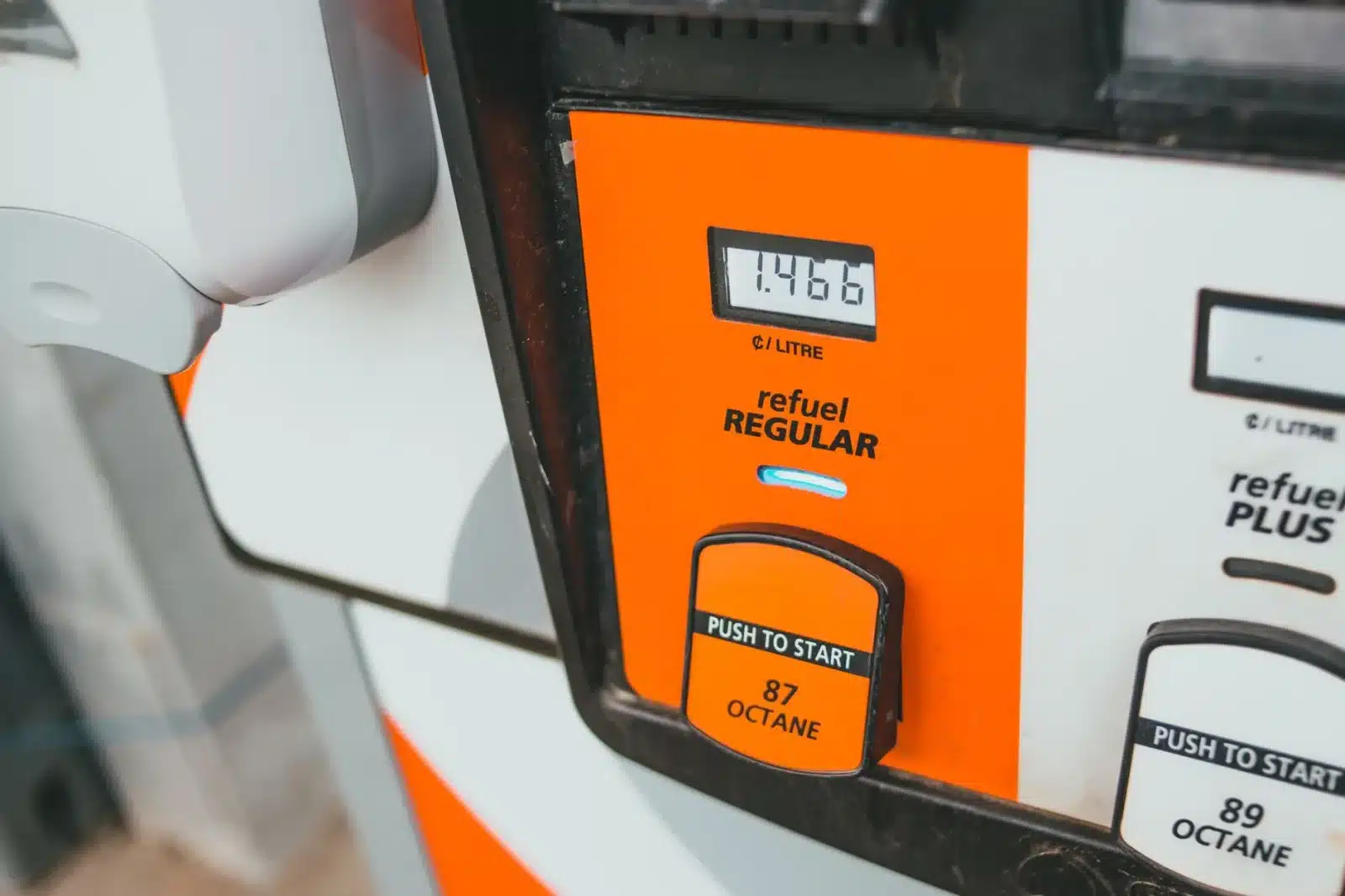 Station-service affichant des prix bas pour le carburant en zone rurale