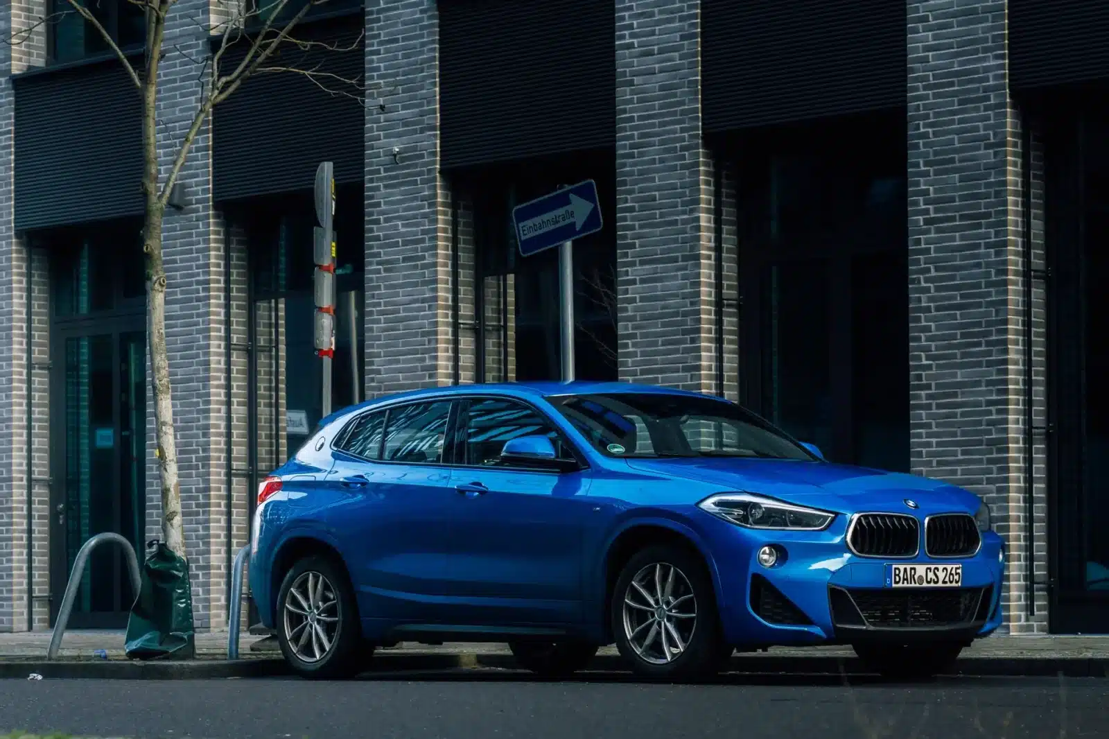 SUV électrique chinois garé dans une rue européenne moderne