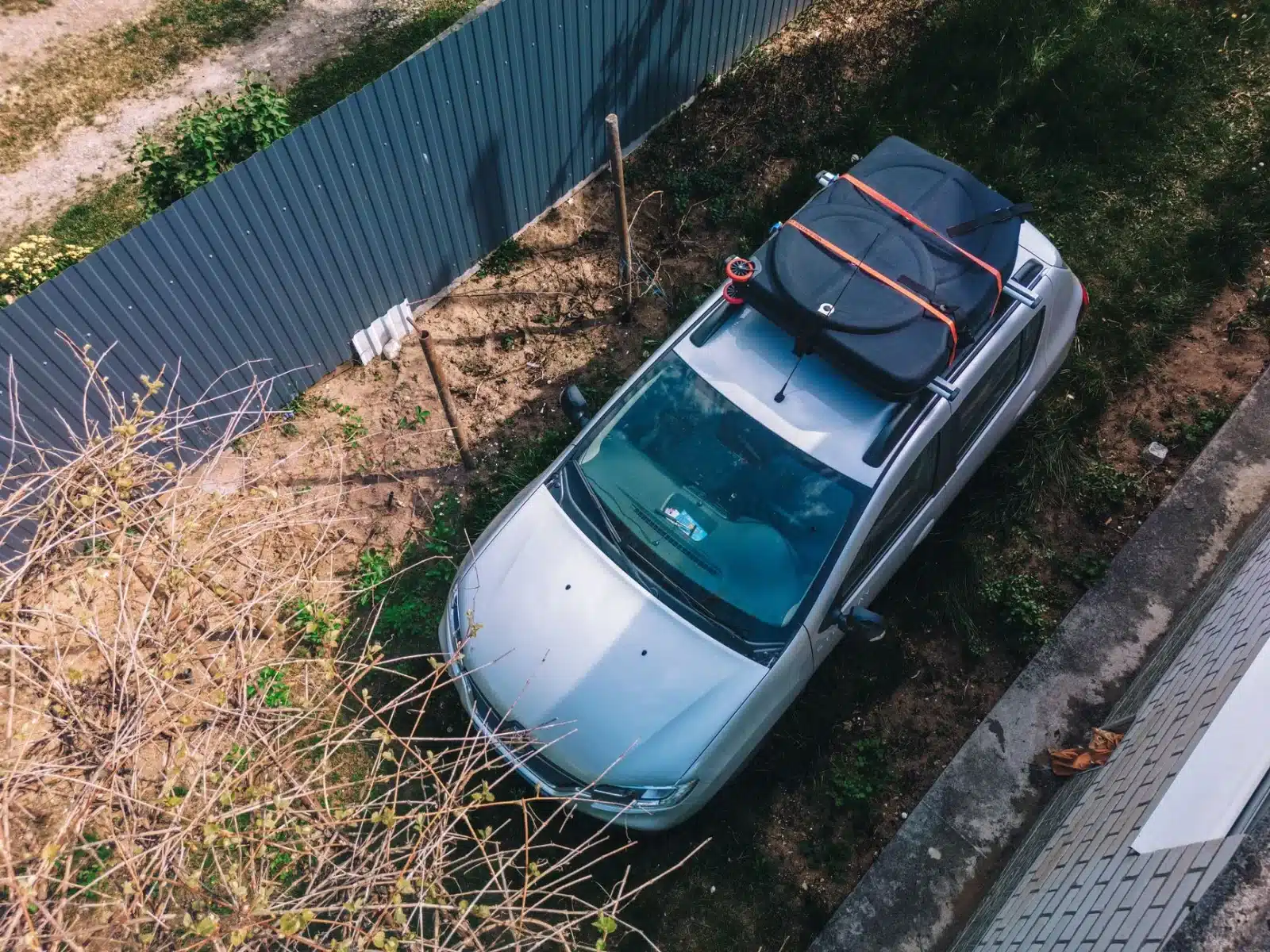 SUV familial chargé de bagages dans une allée de maison