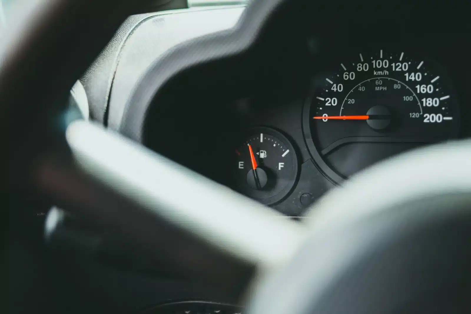 Tableau de bord d'une voiture affichant le niveau de carburant