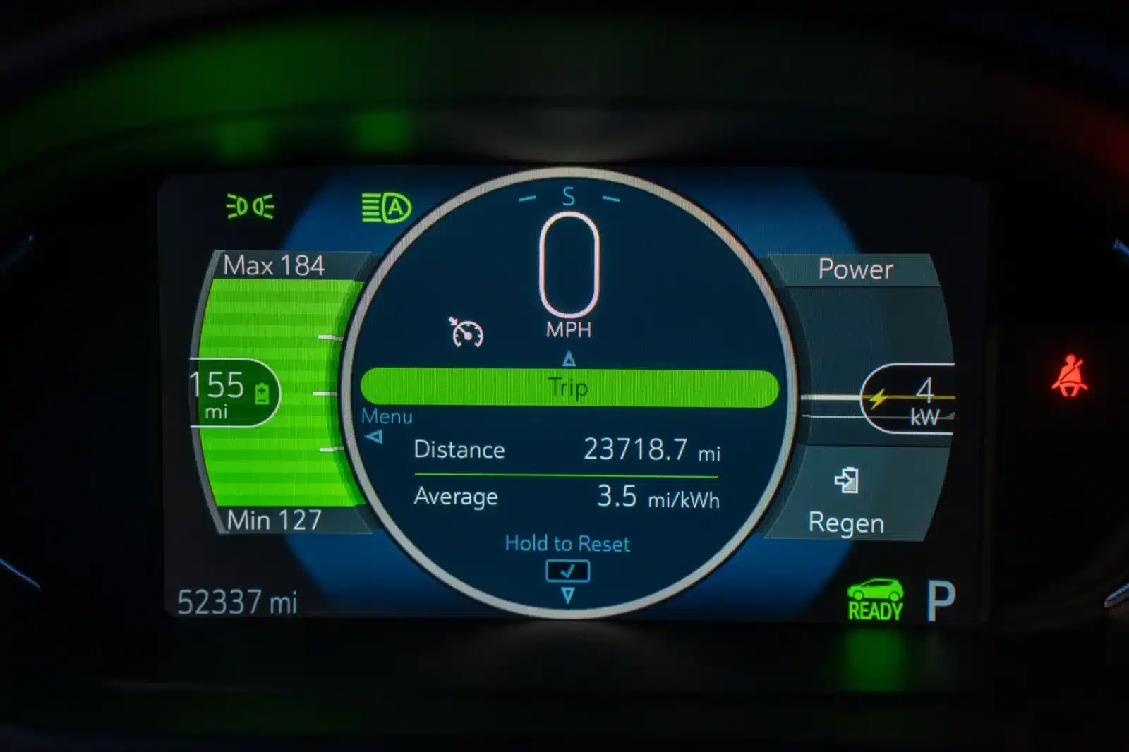 Tableau de bord d'une voiture électrique affichant l'autonomie et le niveau de charge