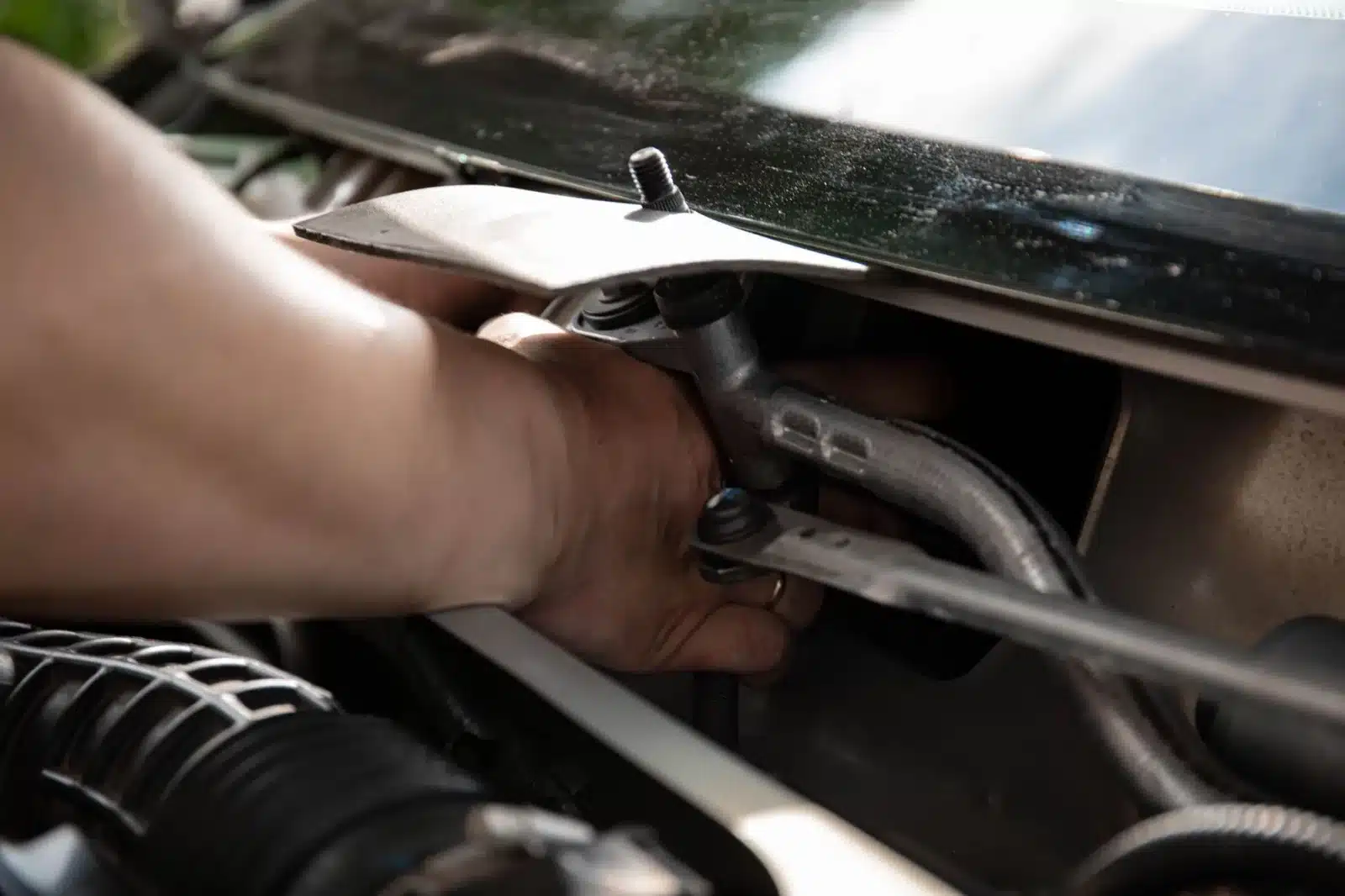 Technicien installant un démarreur Valeo sur un moteur de voiture