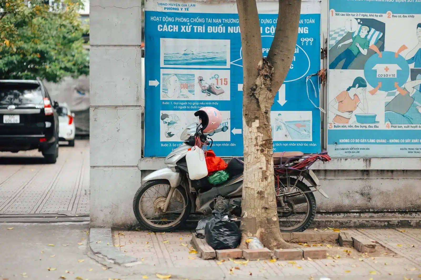 Top-case et sacoches latérales chargées pour un voyage à moto
